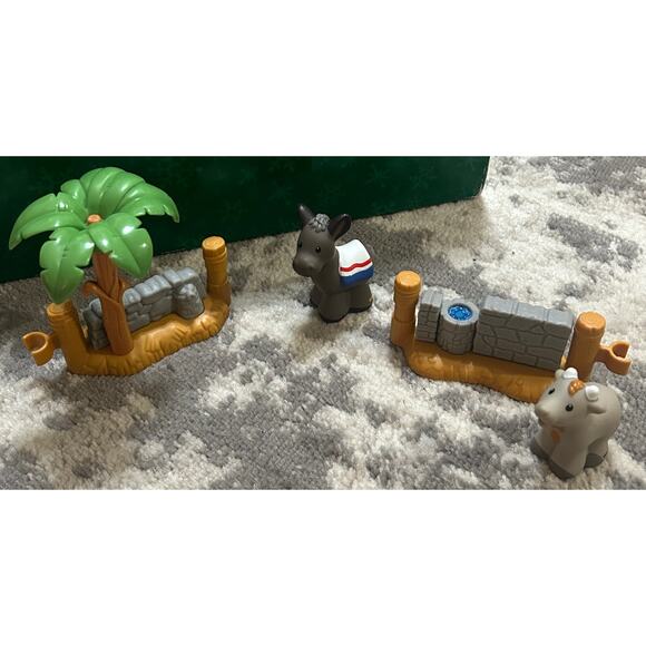 Fisher-Price Little People Deluxe Nativity Scene Set #1 - Picture 6 of 9